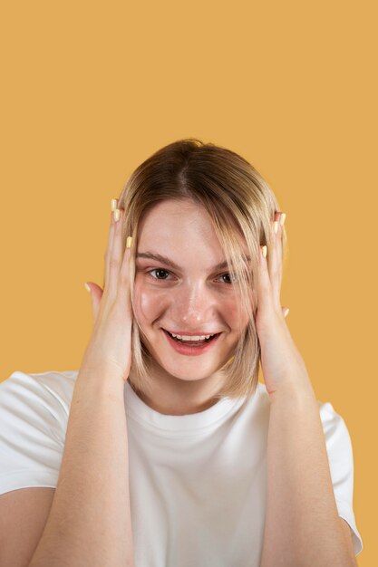 Mujer joven, sonriente, aislado, en, amarillo