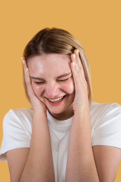 Mujer joven, sonriente, aislado, en, amarillo