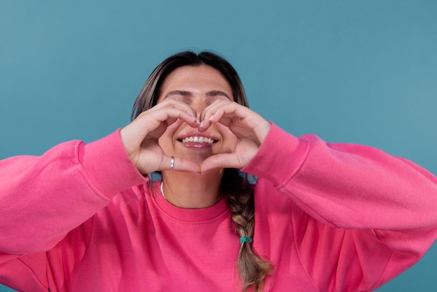 Mujer joven, sonriente, aislado, en, azul