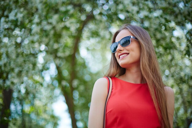 Mujer joven sonriente al aire libre