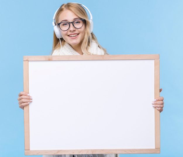 Mujer joven sonriente con auriculares