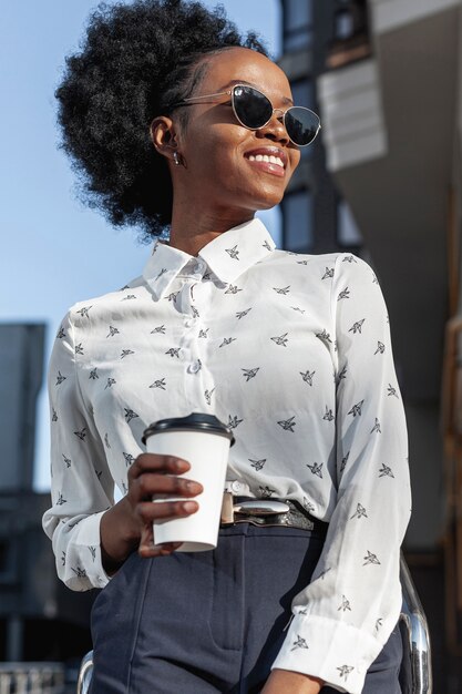 Mujer joven sonriente con café