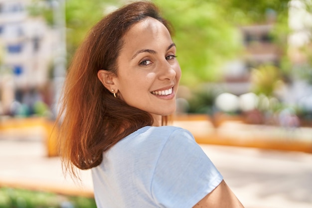 mujer joven, sonriente, confiado, posición, en, parque