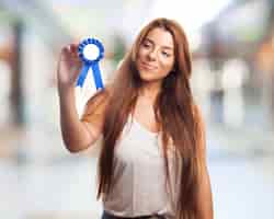 Foto gratuita mujer joven sonriente con una medalla