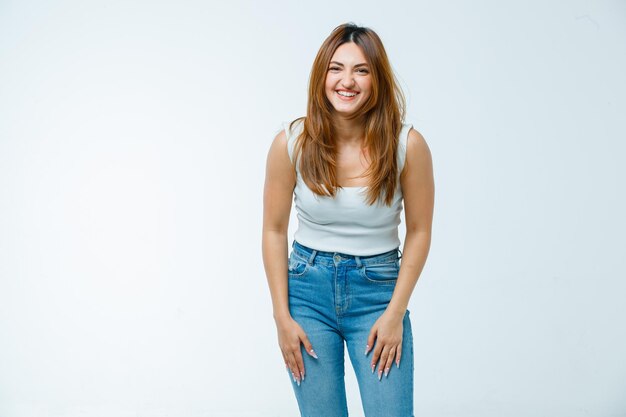 Mujer joven, sonriente, mientras, posar