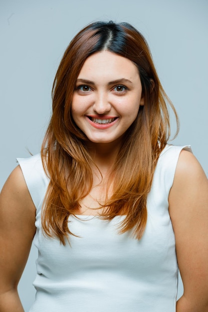 Mujer joven, sonriente, mientras, posar