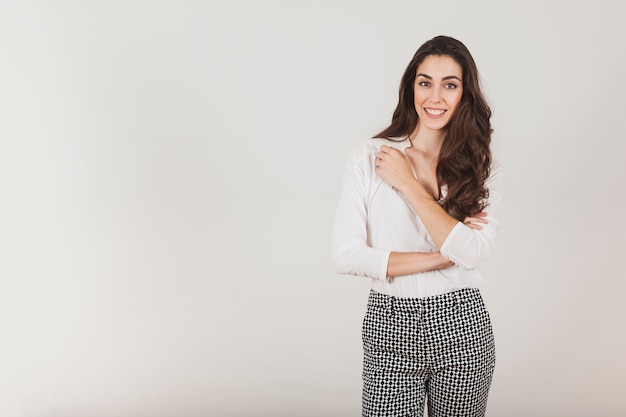 Mujer joven sonriente con el pelo largo