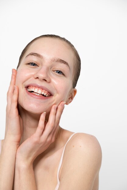 Mujer joven sonriente posando tiro medio