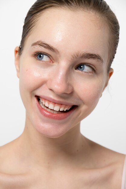 Mujer joven sonriente posando vista frontal