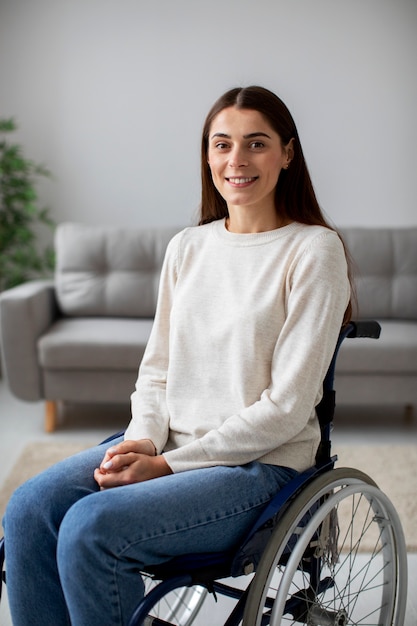 Foto gratuita mujer joven, sonriente, en, silla de ruedas