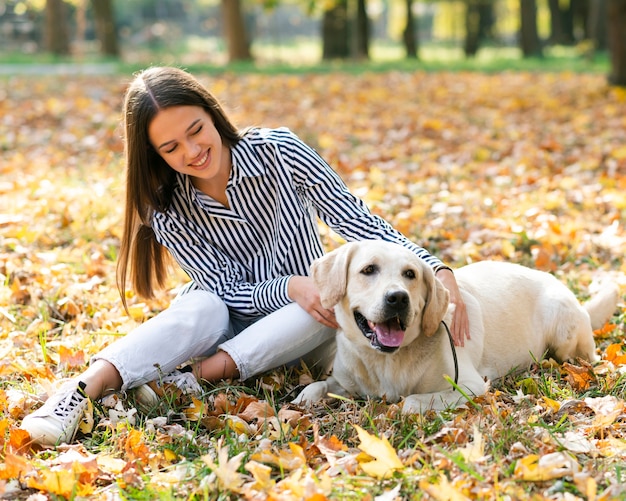 Mujer joven sonriente con su perro