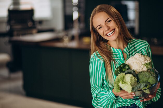 Mujer joven, sonriente, y, tenencia, coliflor