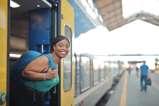 mujer joven sonriente en un tren