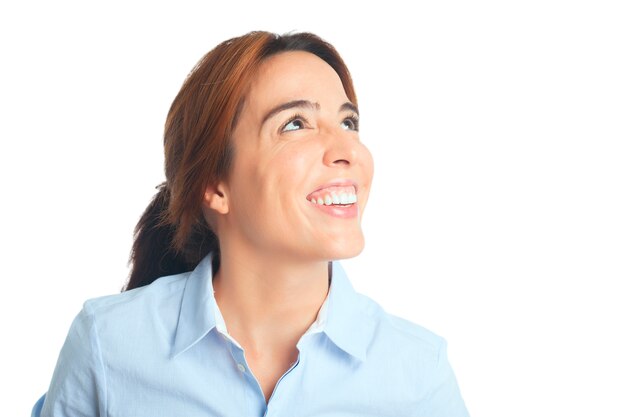 mujer joven y sonriente