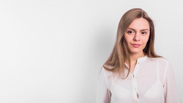 Foto gratuita mujer joven en la sonrisa blanca de la camisa