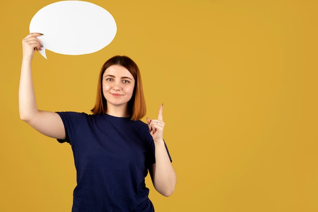 Mujer joven sosteniendo una burbuja de pensamiento con espacio de copia