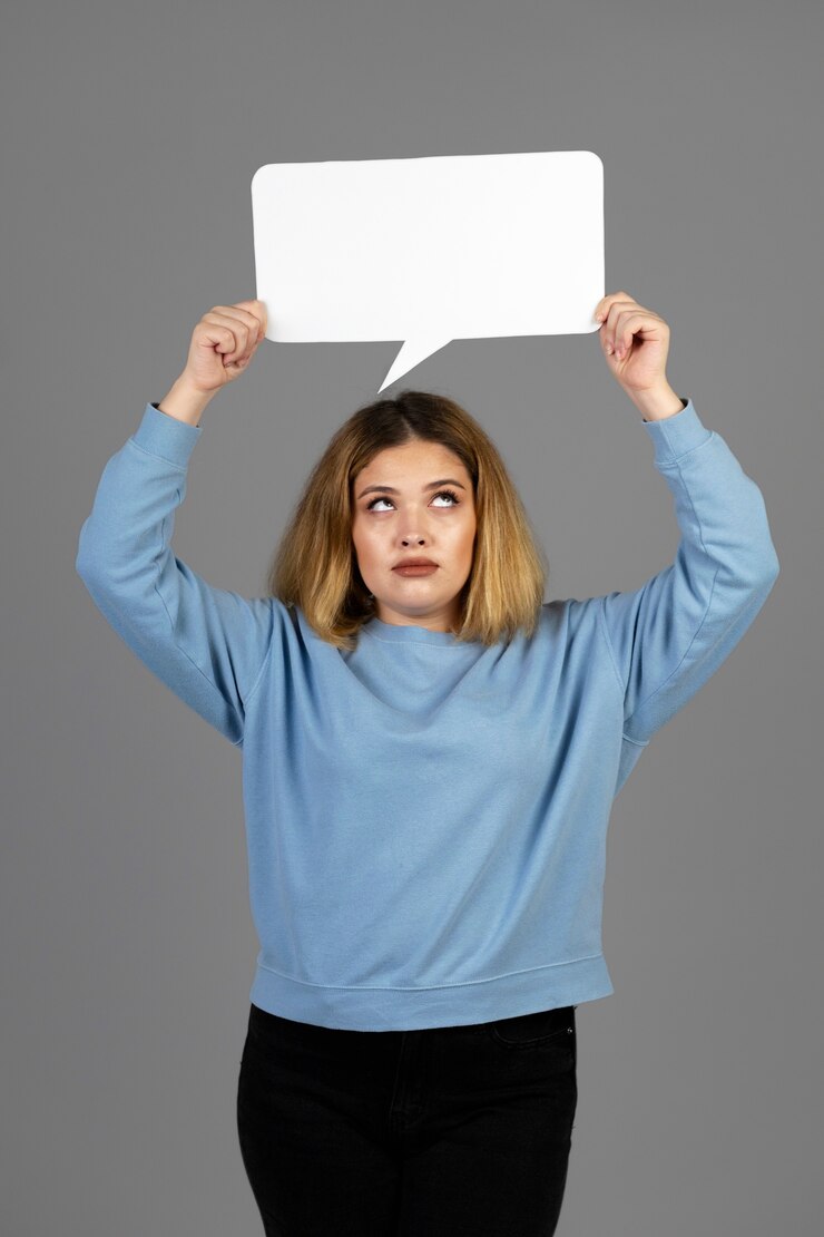 Foto gratuito mujer joven sosteniendo una burbuja de pensamiento