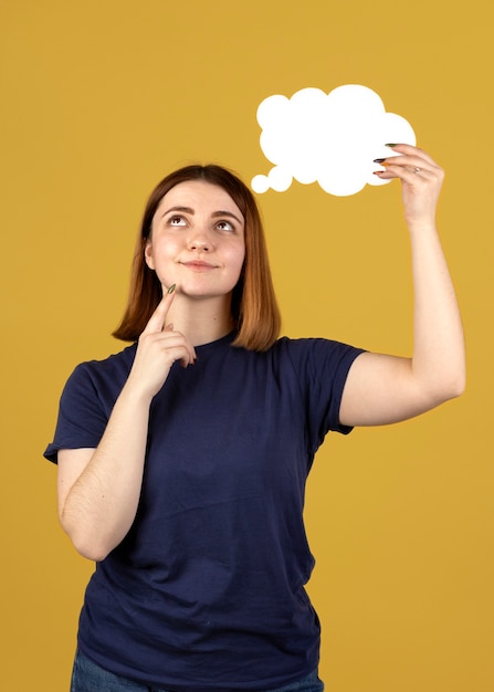 Mujer joven sosteniendo una burbuja de pensamiento