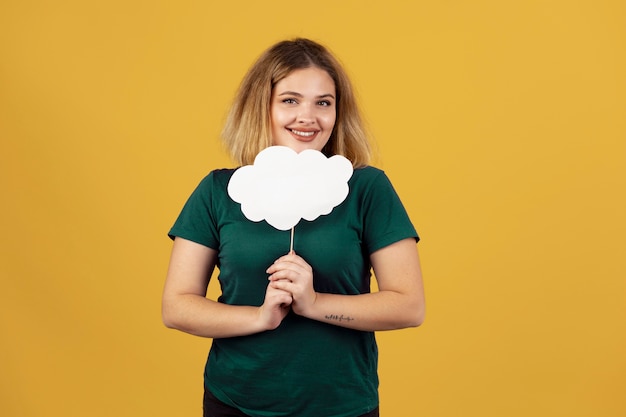 Foto gratuita mujer joven sosteniendo una burbuja de pensamiento