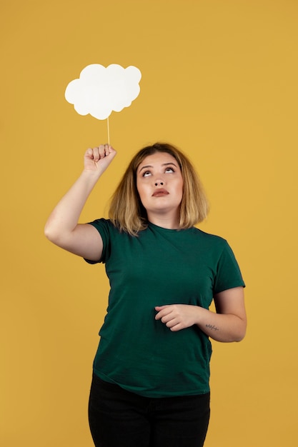 Mujer joven sosteniendo una burbuja de pensamiento