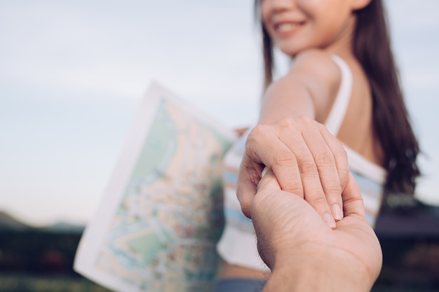 Foto gratuita mujer joven sosteniendo la mano del hombre viajes de vacaciones