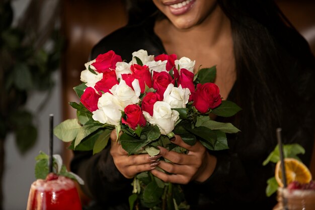 Mujer joven sosteniendo un ramo de rosas de su novio