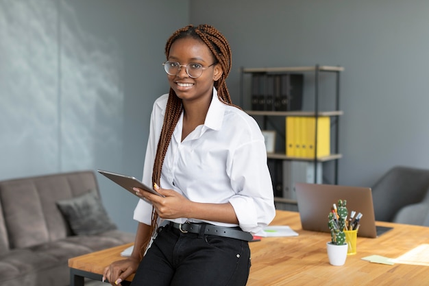 Mujer joven sosteniendo una tableta en el trabajo