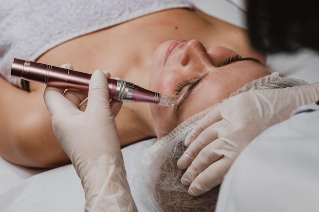 Foto gratuita mujer joven en el spa con un tratamiento para la piel