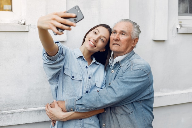 Mujer joven y su abuelo tomando una selfie