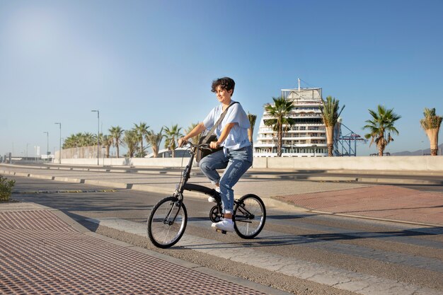 Mujer joven con su bicicleta plegable