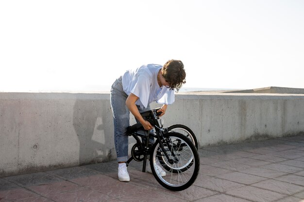 Mujer joven con su bicicleta plegable