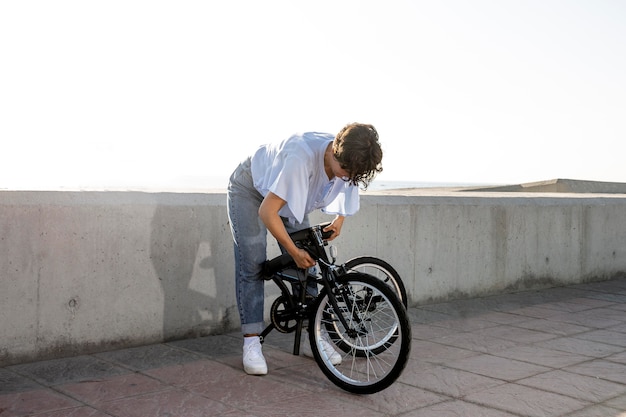 Mujer joven con su bicicleta plegable