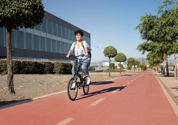 Mujer joven con su bicicleta plegable