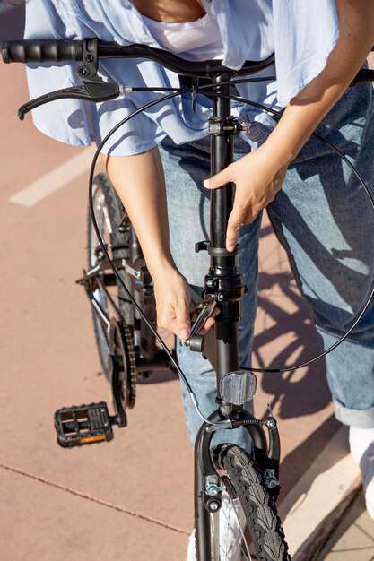 Mujer joven con su bicicleta plegable