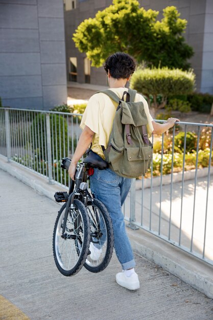 Mujer joven con su bicicleta plegable