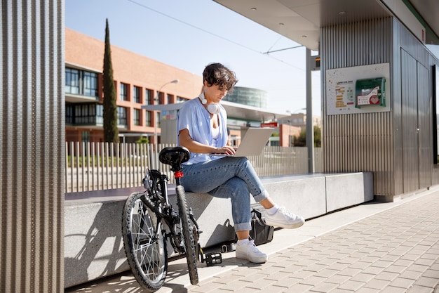 Mujer joven con su bicicleta plegable