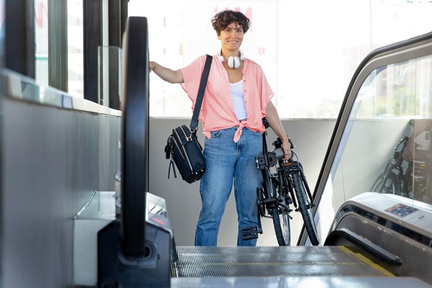 Mujer joven con su bicicleta plegable