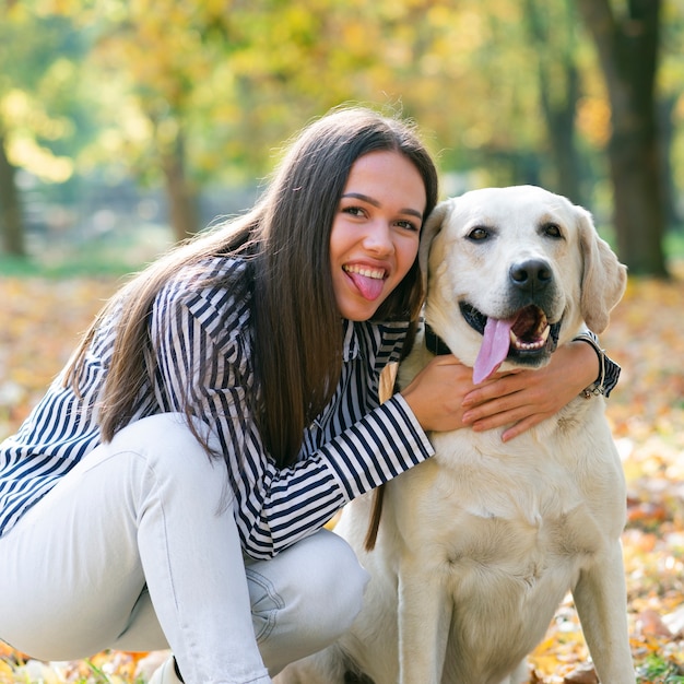 Mujer joven con su hermoso perro