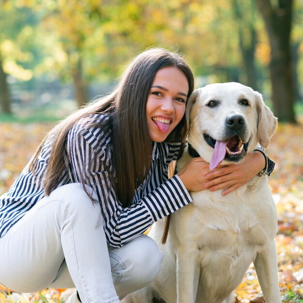 Mujer joven con su hermoso perro