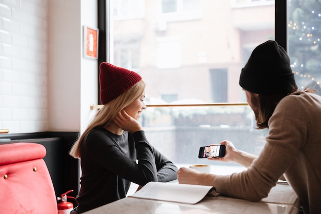 Mujer joven con su hombre en la cafetería