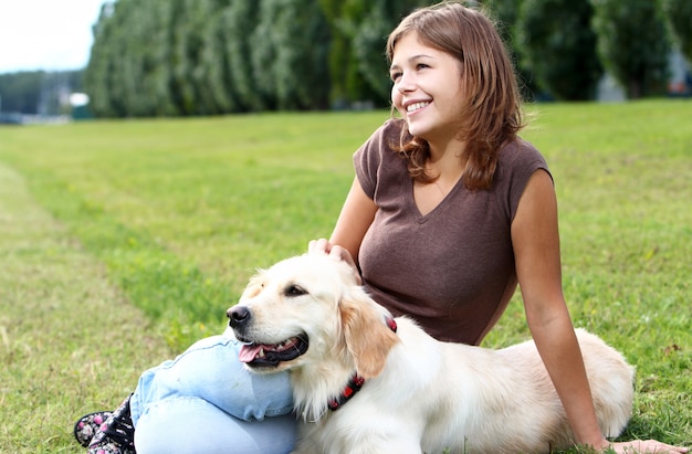 Mujer joven con su perro