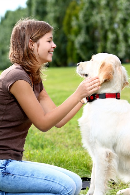 Mujer joven con su perro