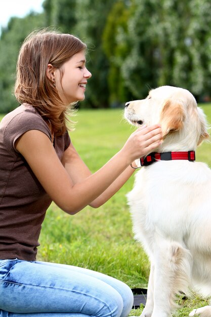 Mujer joven con su perro