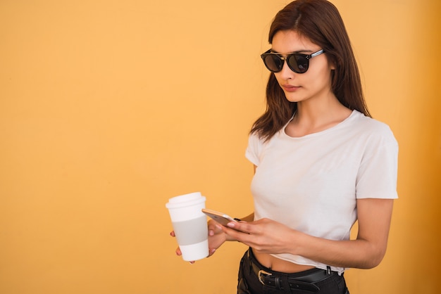 Mujer joven con su teléfono móvil.