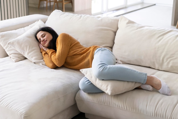 Mujer joven, sueño, en casa