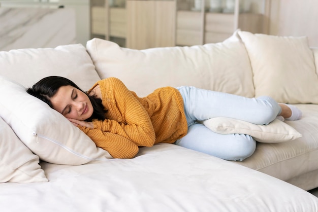 Mujer joven, sueño, en casa