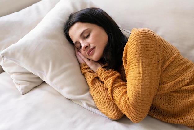 Mujer joven, sueño, en casa