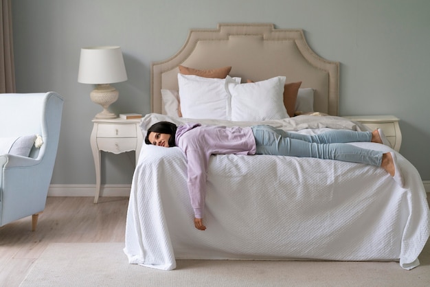 Mujer joven, sueño, en casa