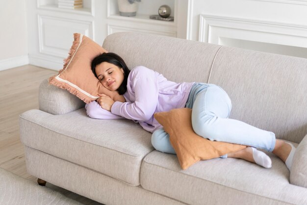 Mujer joven, sueño, en casa