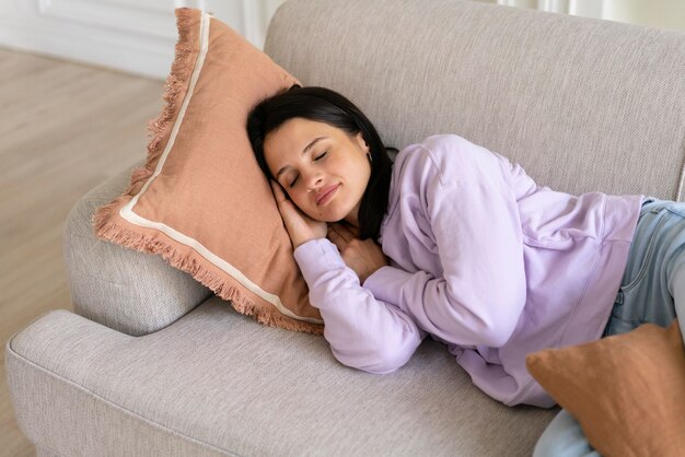 Mujer joven, sueño, en casa